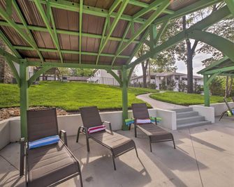 Fire Pit Access Cozy Dtwn Branson Cottage! - Branson - Patio