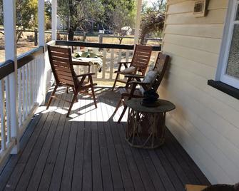 Delightful Queensland ..Country Cottage..With Comfort And Style - 워릭 - 발코니