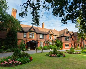 Stanhill Court Hotel - Horley - Building