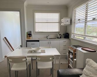 The Point Accommodation - coastal getaway - Shellharbour - Dining room