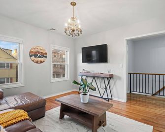 Spacious 4-bedroom apartment with WiFi, AC in enjoyable Newark - Newark - Stue