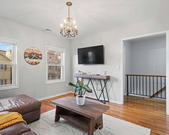 Spacious 4-bedroom apartment with WiFi, AC in enjoyable Newark - Newark - Sala de estar
