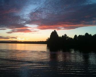 Pristine views in peaceful bay on 5 Lake Chain. pontoon rental available - Eagle River - Venkovní prostory