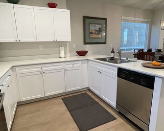 Newly Built Luxury Townhome - Tons of Natural Light - Santa Maria - Kitchen