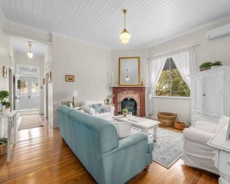 Swedish Country inspired Cottage - Stanthorpe - Living room