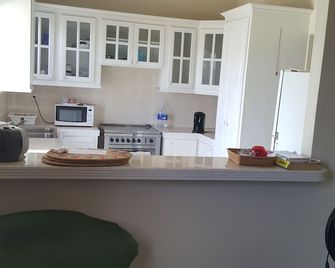 Affordable Accommodation . Vacation Short Or Long-Term Rentals . Welcome To All - St. Michael - Kitchen