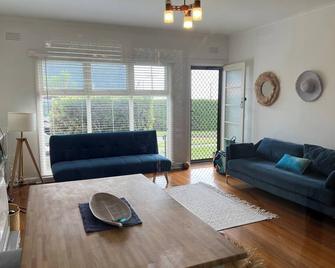 Beachside 2-bedroom apartment in central Mornington with Ocean Views - Mornington - Living room