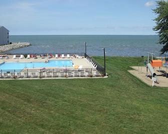 Beautifully Decorated Actual First Floor Condo with only 3 steps to outside. - Port Clinton - Pool