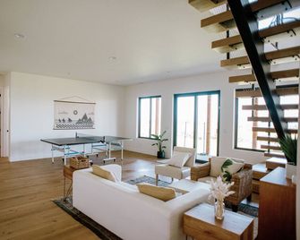 Kiwi Lake House- Gorgeous views!!! - Garden City - Living room