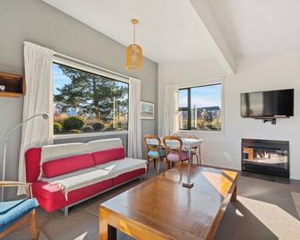 Olive Cottage - Cromwell Holiday Home - Cromwell - Living room