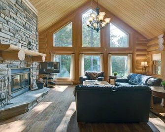 Family fun private outdoor hot tub - Mille-Isles - Living room