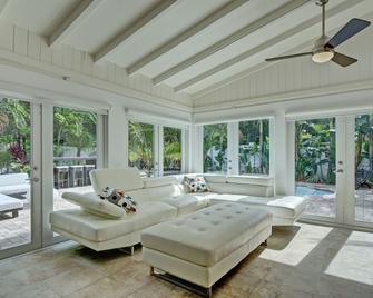 Stunning Modern Tropical Pool Home in the heart of Fort Lauderdale! - Fort Lauderdale - Wohnzimmer