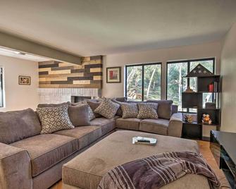 Spacious El Cajon Villa - 14 Mi to Downtown! - El Cajon - Living room