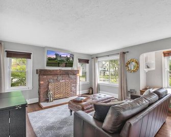 Walk to shopping, Charming Modern European cottage with huge deck - Birmingham - Sala de estar