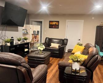 Family friendly Spacious 4-bedroom house in enchanting Yellowknife with WiFi - Yellowknife