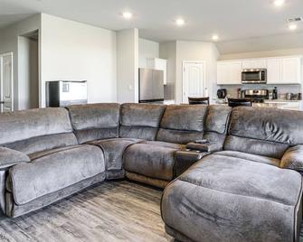 13 Mi to Baton Rouge Family-Friendly Home - Zachary - Living room
