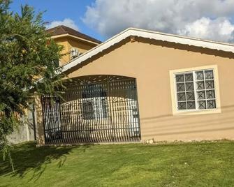 Quiet home 15 mins from 15 airport and other amenities - Montego Bay - Gebäude