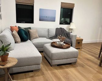  Brand new Santa Barbara 2 bed 2 bath guest house with private beach key access. - Santa Barbara - Living room