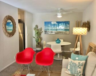 Stop looking for the perfect condo , you just found it! - 팜스프링스 - 거실