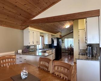 All Sunsets & Surf 4 bedrooms - Bandon - Kitchen