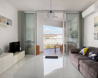 Spacious 3BD Apartment with Country Views & Large Front Terrace with Outside Furniture - Żebbuġ, Gozo - Olohuone