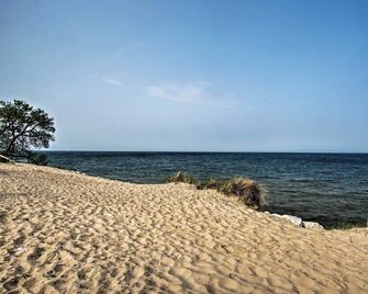 Huge Whitehall Home Steps from Duck Lake - Whitehall - Beach