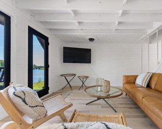 Beachfront cottage on the Ottawa River - Pembroke - Living room