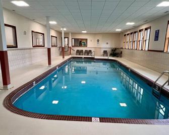 Lodge Hotel H3 · Hotel Resort Room w king bed, pool Ski Loon Mtn - Lincoln - Pool