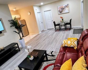 Charming & cozi Basement in a Family-Friendly Lanham Neighborhood, MD. - Lanham - Living room