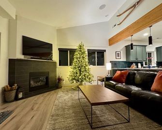 Modern Comfort in the Heart of Leavenworth! Park and walk to everything! - Leavenworth - Living room