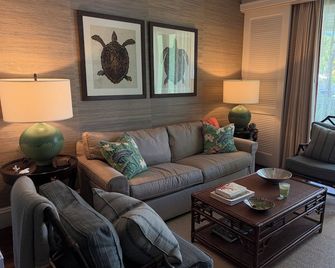Charming Suite with updated Living Room, king bed, WiFi, and a Fresh Water Pool. - Dunmore Town - Living room