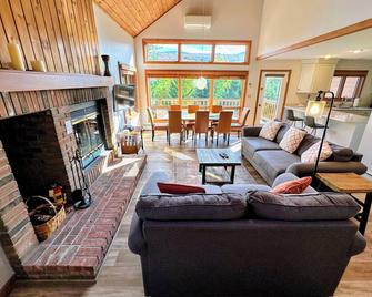 W4 Comfortable and spacious Bretton Woods condo with ski slope views, fireplace and fast wifi! - Jefferson - Living room