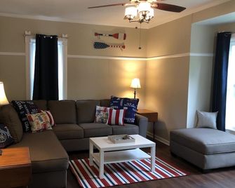 Family Home Close To Downtown & Beach! - South Haven - Вітальня