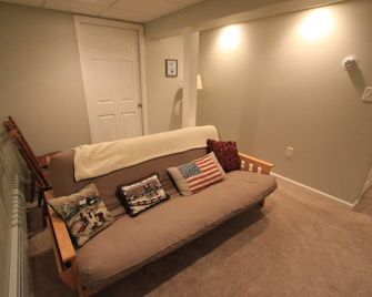 Quaint Stowe Cabin - Stowe - Living room