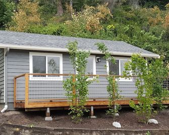 Quaint Double Bluff Guesthouse near Useless Bay - Freeland - Building