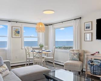 Oceanfront w/Amazing Views! Hottub! Location! - Scituate - Living room