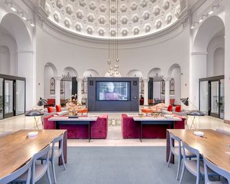 Lovely Brighton Studio w/ W/D, Gym, near T & Shops, by Blueground - Boston - Restaurant