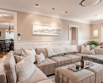 High-End City Home w/ A L L the amenities! - Seattle - Lounge