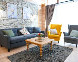 Villa Raphael with Jacuzzi near the Pirin Golf Resort - Razlog - Living room