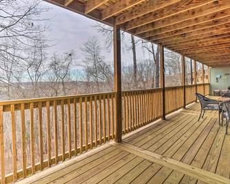 Sunny Reeds Spring Condo w/ Balcony + Shared Pools - Reeds Spring - Balcony