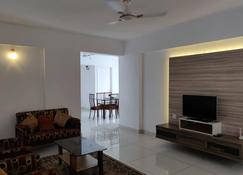 Amazing Lake View Sky Condo | Luxury 3 Bedroom Apartment In The City - Chennai - Stue