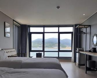 Tongyeong Bridge Hotel - Tongyeong - Bedroom