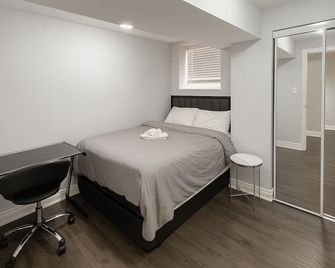 Cozy 3BR Caledon Basement Suite with Private Access, Full Kitchen, WiFi, Laundry, Backyard Basketball Court & Creek Trail, 5 Mins to Brampton! Great for Families & Long Stays! - Caledon - Bedroom