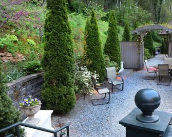 Downtown Asheville's Historic Biltmore Village; Griffin's Lair, shopping, walk. - Asheville - Innenhof