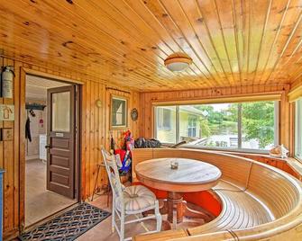 Charming Horicon Cottage and Dock on Rock River - Juneau - Dining room