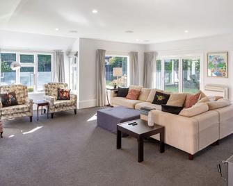Grand 5 Bedroom Villa in Fendalton Heated Pool - Christchurch