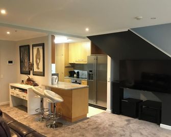 Glenelg Beach & Park Views -Wifi Parking - Glenelg - Kitchen