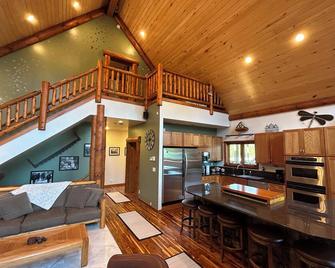 Evergreen Haven Lodge and Carriage Loft - Spooner - Kitchen