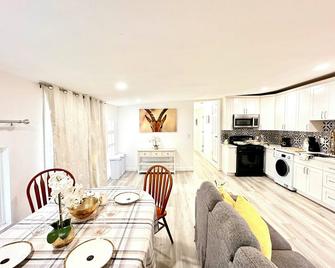 Charming 3-bedroom Guesthouse with WiFi in Sunnyvale - Sunnyvale - Dining room