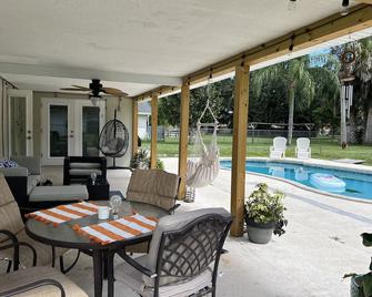 Pool house with one of a kind Garden - Melbourne - Pool